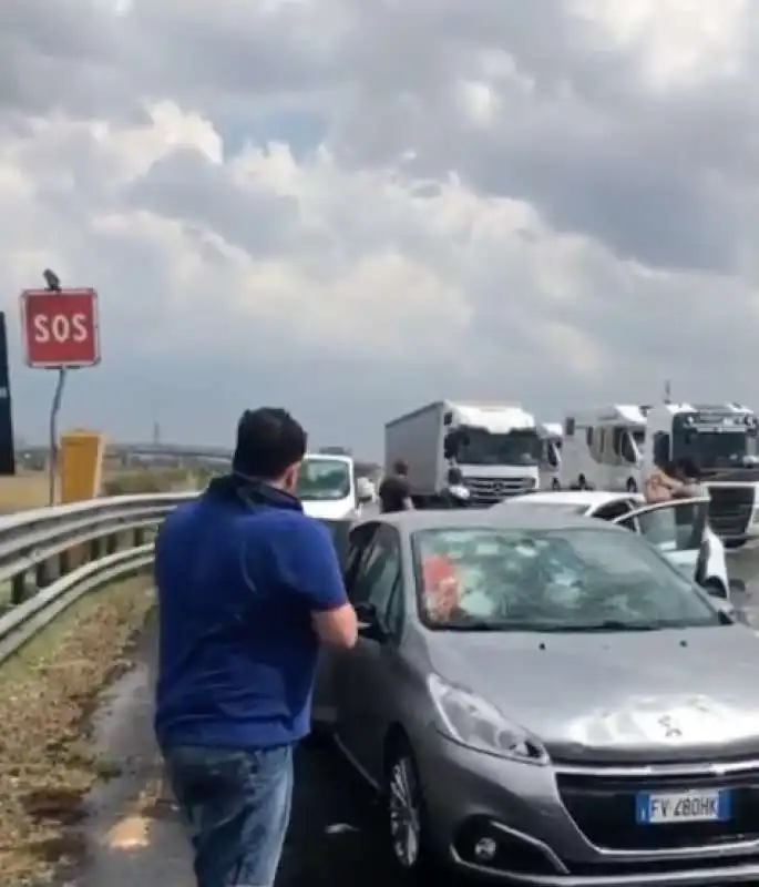 AUTO DANNEGGIATE DA GRANDINE IN AUTOSTRADA 