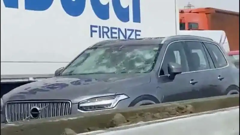 AUTO DANNEGGIATE DA GRANDINE IN AUTOSTRADA 