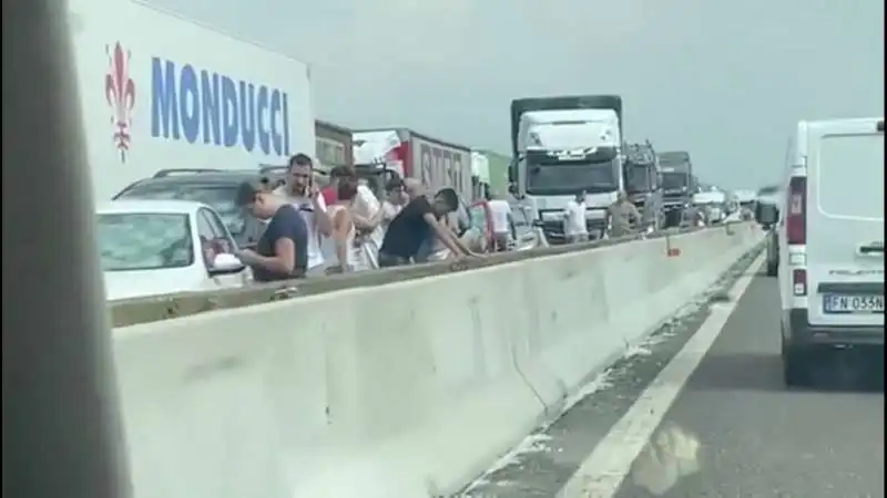 AUTO DANNEGGIATE DA GRANDINE IN AUTOSTRADA 