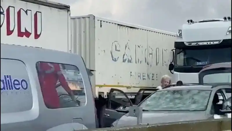 AUTO DANNEGGIATE DA GRANDINE IN AUTOSTRADA 