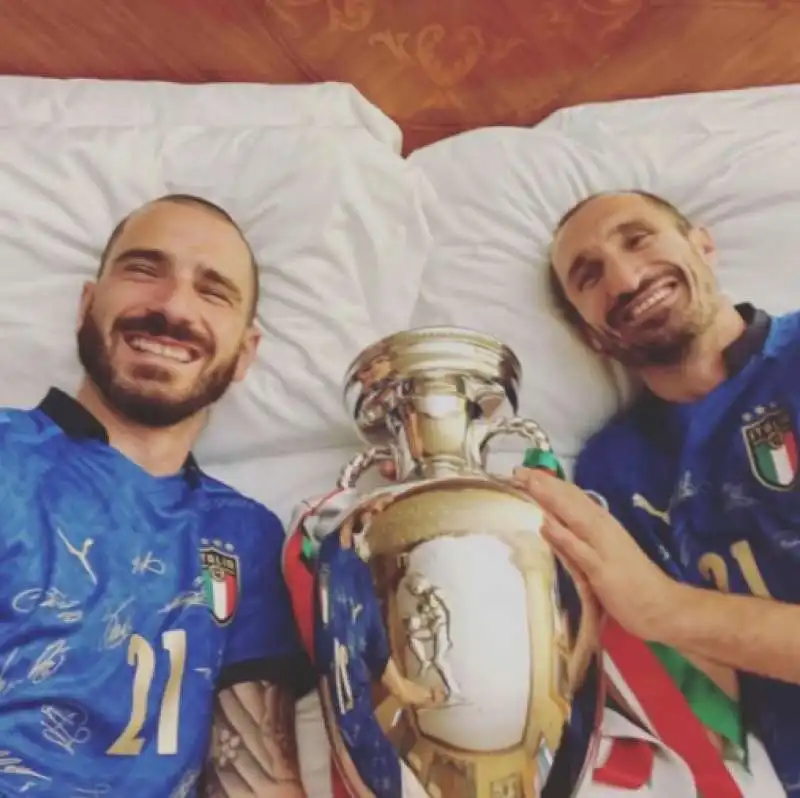 BONUCCI E CHIELLINI CON IL TROFEO DELL EUROPEO