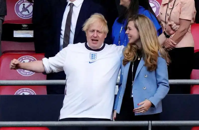 BORIS JOHNSON CON LA FIDANZATA IN TRIBUNA A WEMBLEY