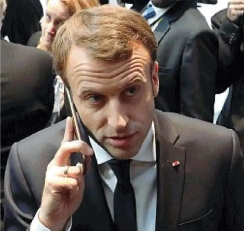 EMMANUEL MACRON AL TELEFONO 