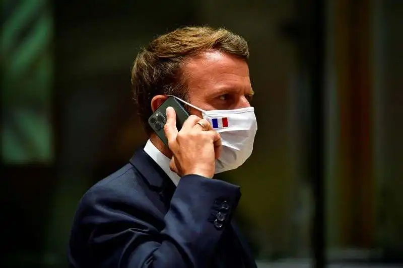 EMMANUEL MACRON AL TELEFONO  