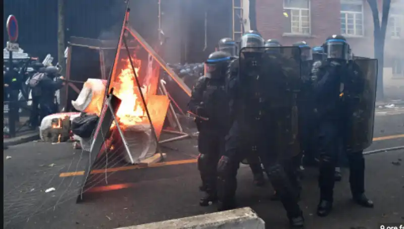 FRANCIA SCONTRI E PROTESTE CONTRO IL GREEN PASS