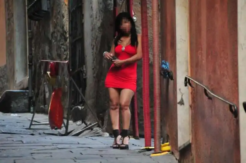 GENOVA - PROSTITUTE TRA I VICOLI     