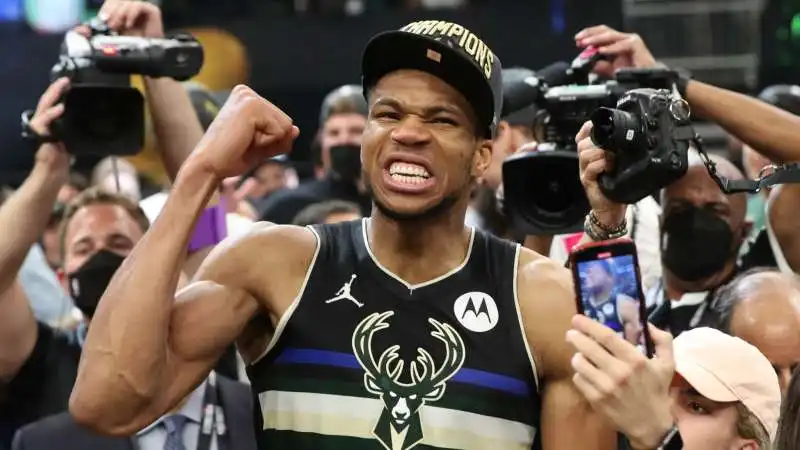 GIANNIS ANTETOKOUNMPO BUCKS 4