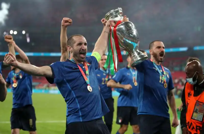 giorgio chiellini e leonardo bonucci con la coppa