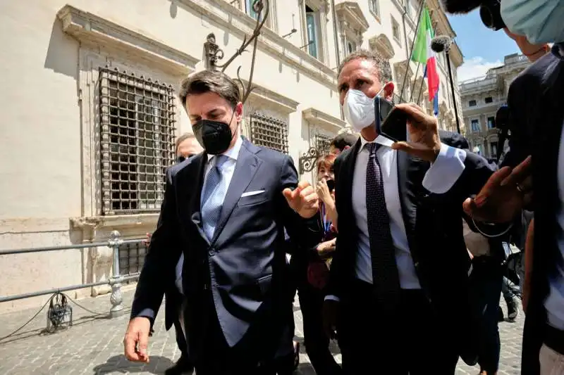 giuseppe conte dopo l incontro con mario draghi 2