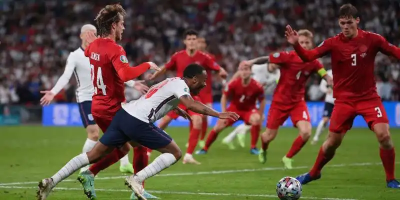 il presunto fallo da rigore su sterling 1