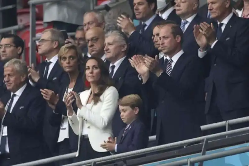 il principino george e la famiglia reale allo stadio 3