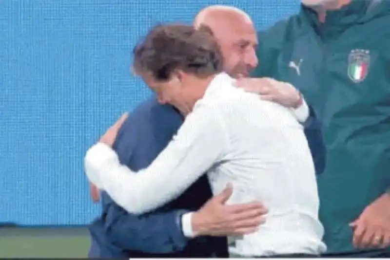 ITALIA CAMPIONE D EUROPA - ABBRACCIO TRA MANCINI E VIALLI