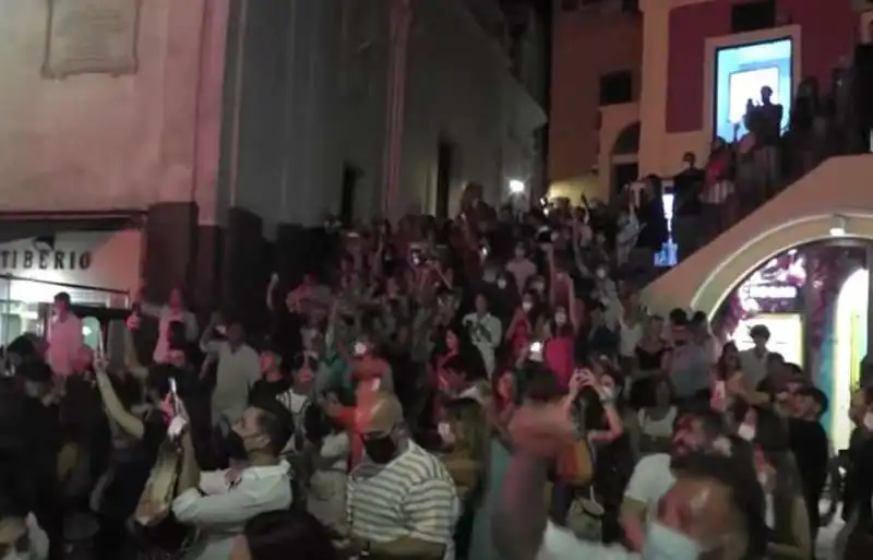 ITALIA INGHILTERRA - I FESTEGGIAMENTI IN PIAZZETTA A CAPRI   