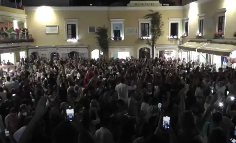 ITALIA INGHILTERRA - I FESTEGGIAMENTI IN PIAZZETTA A CAPRI