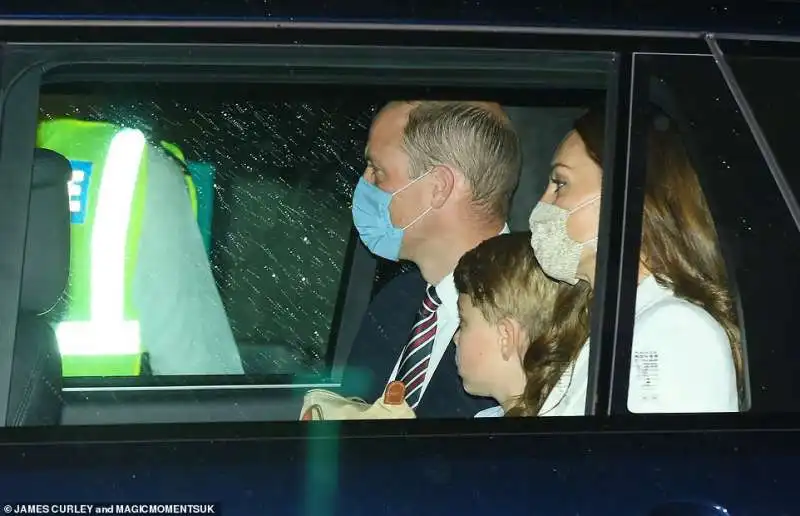 Kate, George e William lasciano lo stadio 2