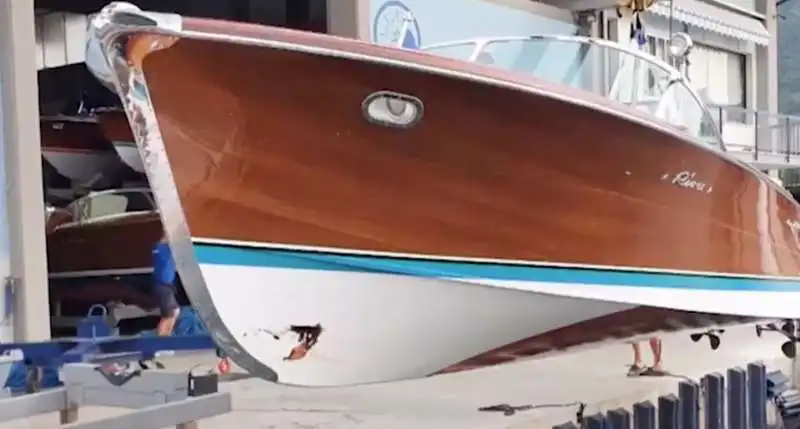 la barca dopo lo scontro sul garda