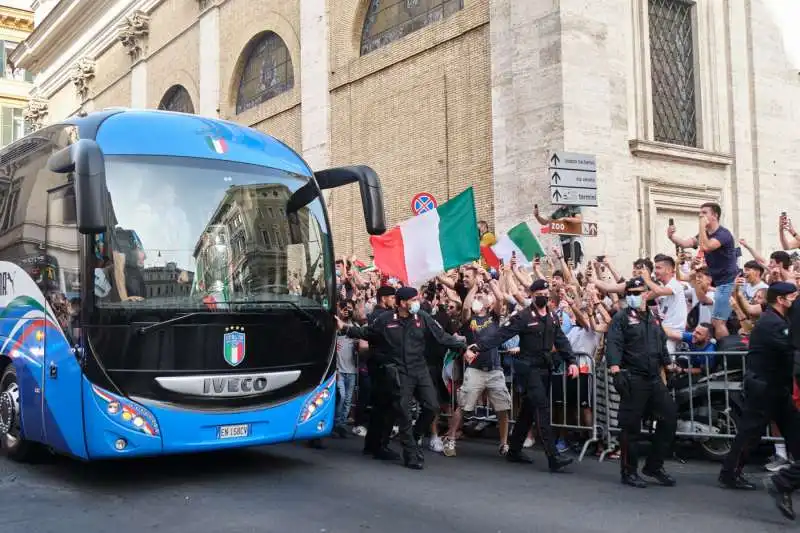 la nazionale festeggia sul pullman 6