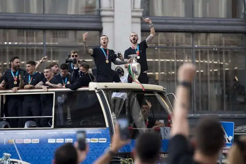 la nazionale festeggia sul pullman 60