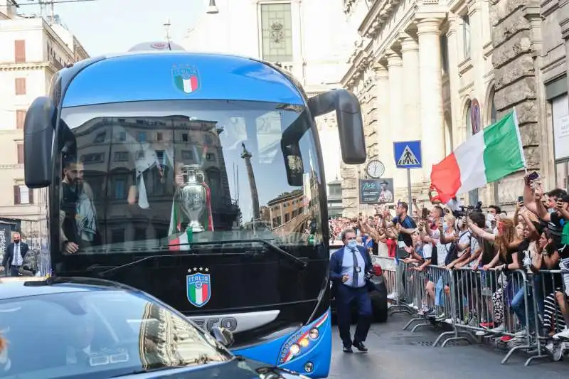 la nazionale festeggia sul pullman 7