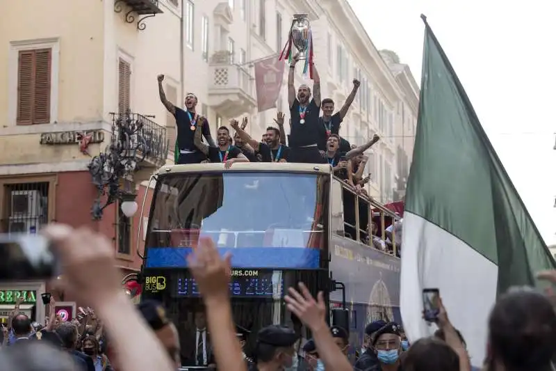 la nazionale festeggia sul pullman 71