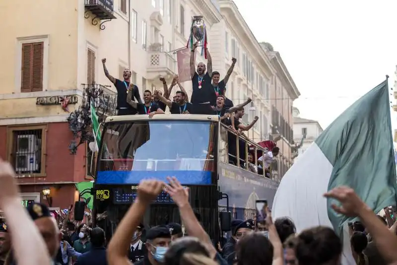 la nazionale festeggia sul pullman 72