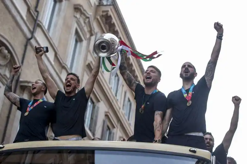 la nazionale festeggia sul pullman 75