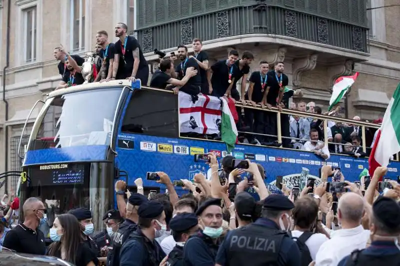 la nazionale festeggia sul pullman 77