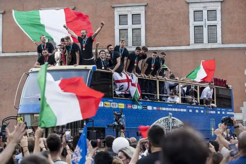 la nazionale festeggia sul pullman 79