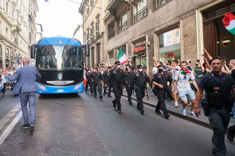 la nazionale festeggia sul pullman 8