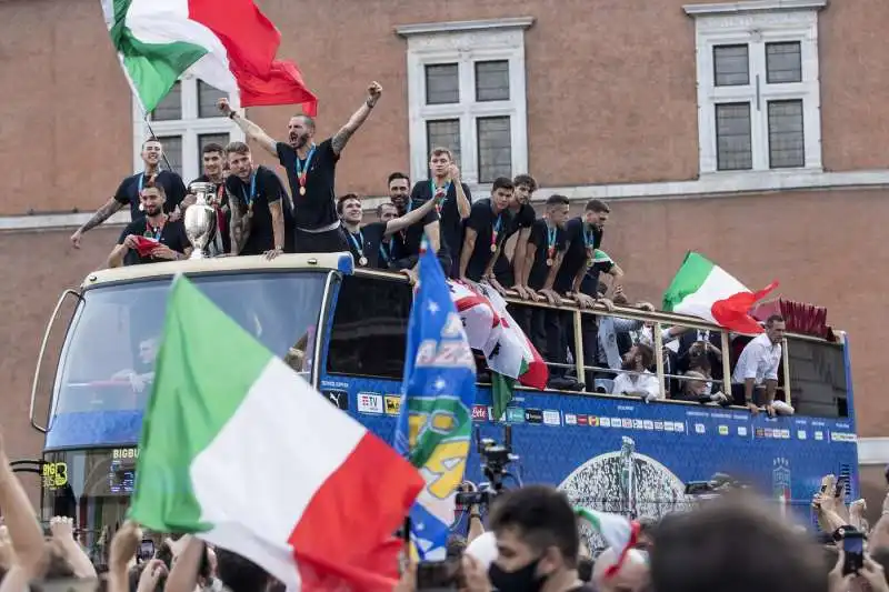 la nazionale festeggia sul pullman 80