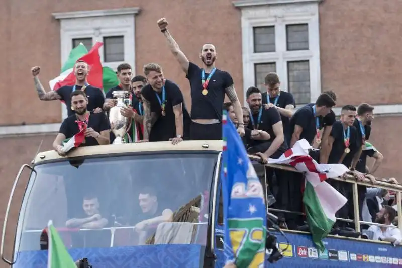 la nazionale festeggia sul pullman 81