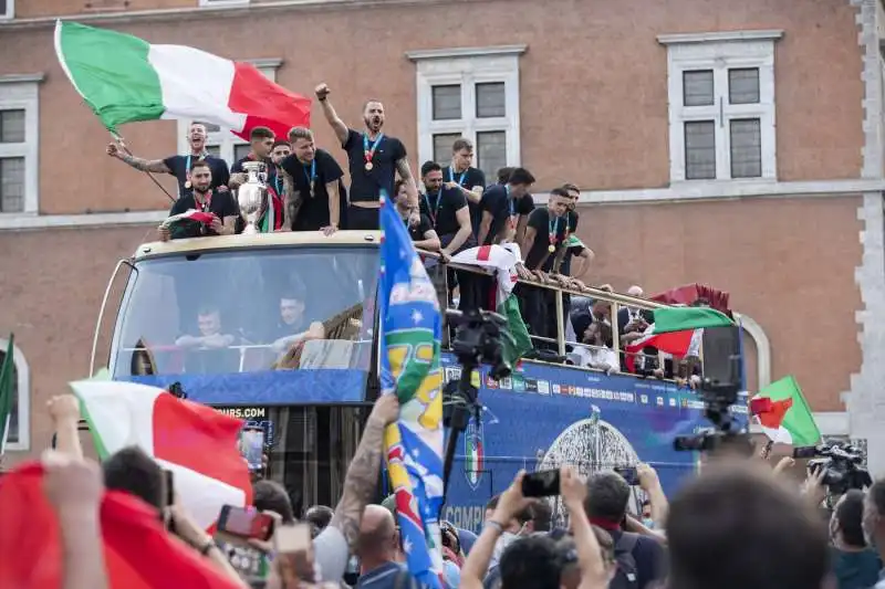 la nazionale festeggia sul pullman 82