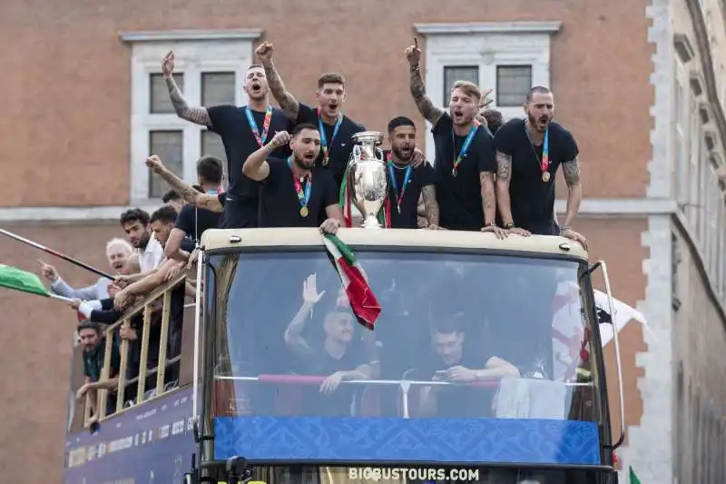 la nazionale festeggia sul pullman 84