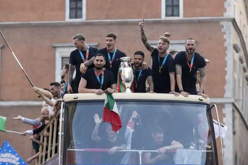 la nazionale festeggia sul pullman 85