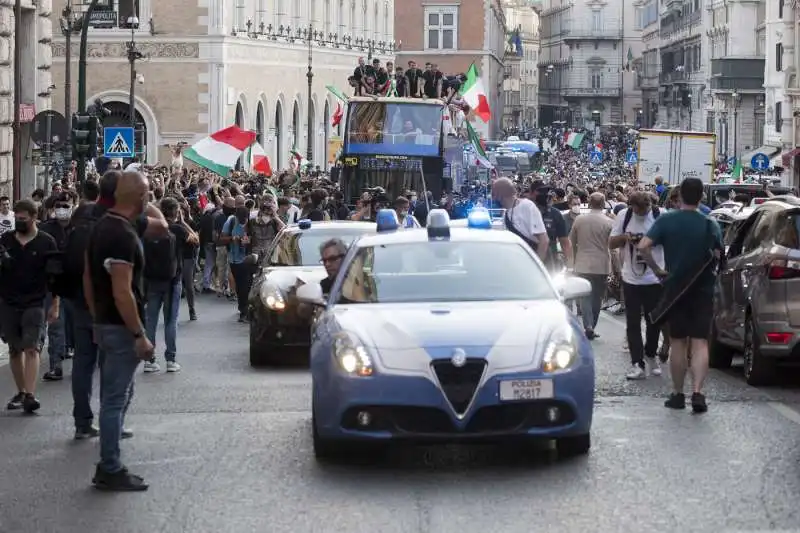 la nazionale festeggia sul pullman 86