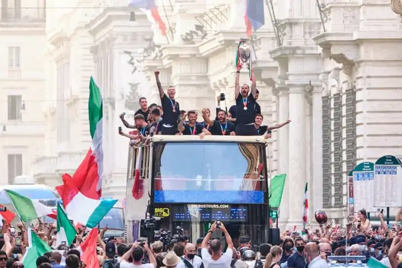 la nazionale festeggia sul pullman 9