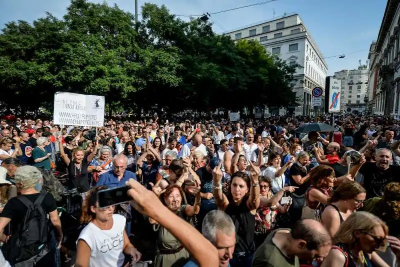 manifestazione contro il green pass a milano 2