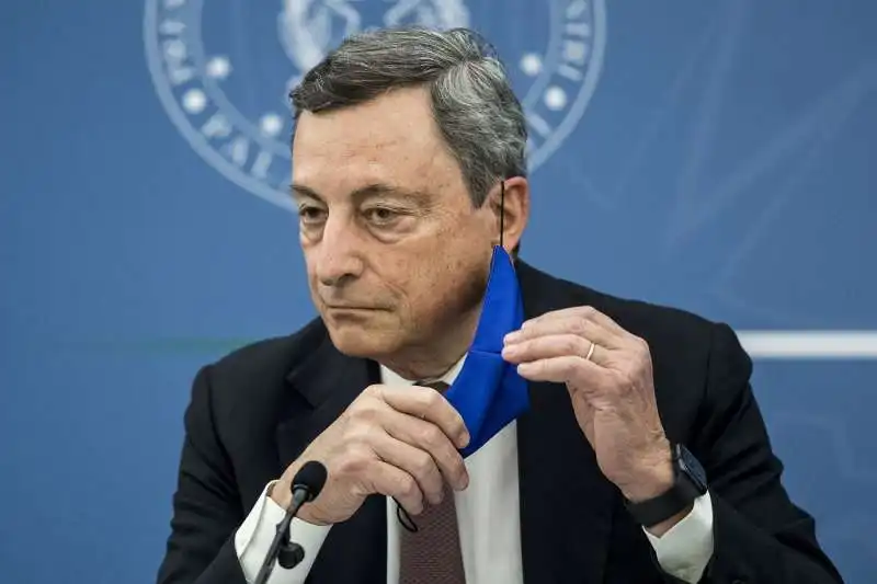 mario draghi in conferenza stampa 