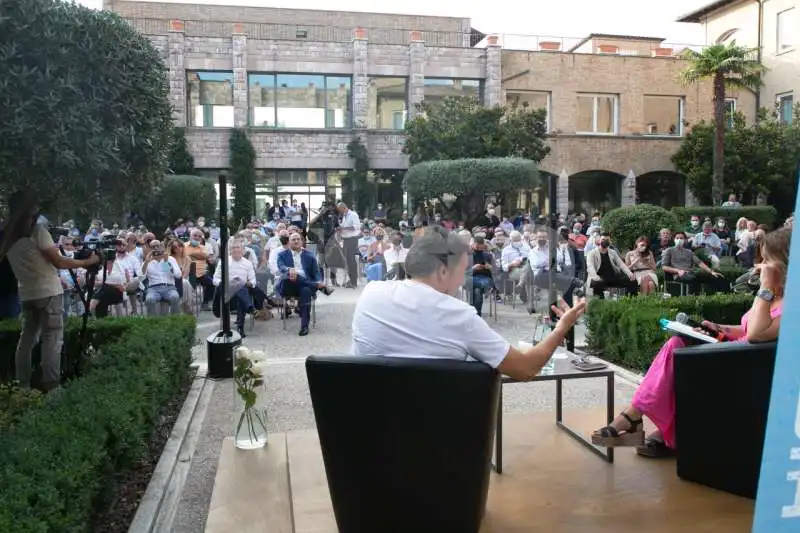 matteo renzi presenta controcorrente   assisi 