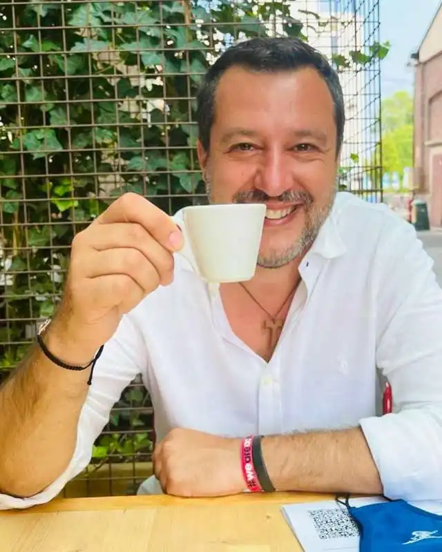 matteo salvini con caffe e green pass sul tavolo