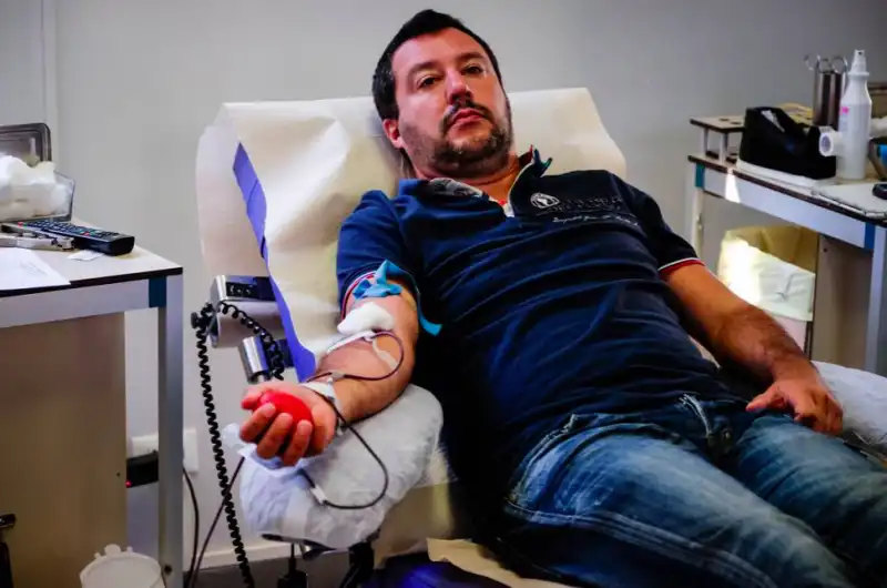 matteo salvini mentre dona il sangue