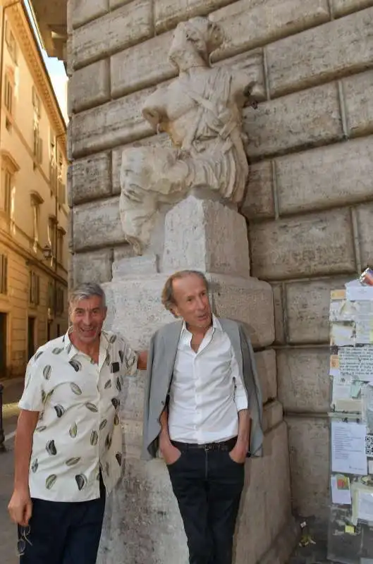 maurizio cattelan con enzo cucchi sotto la statua di pasquino  foto di bacco