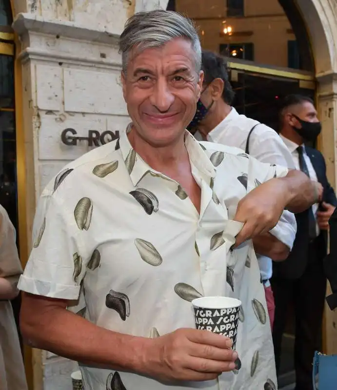 maurizio cattelan sgrappa  foto di bacco