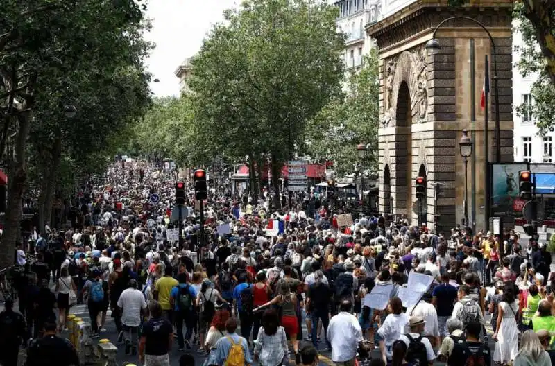 parigi   proteste contro il green pass 2