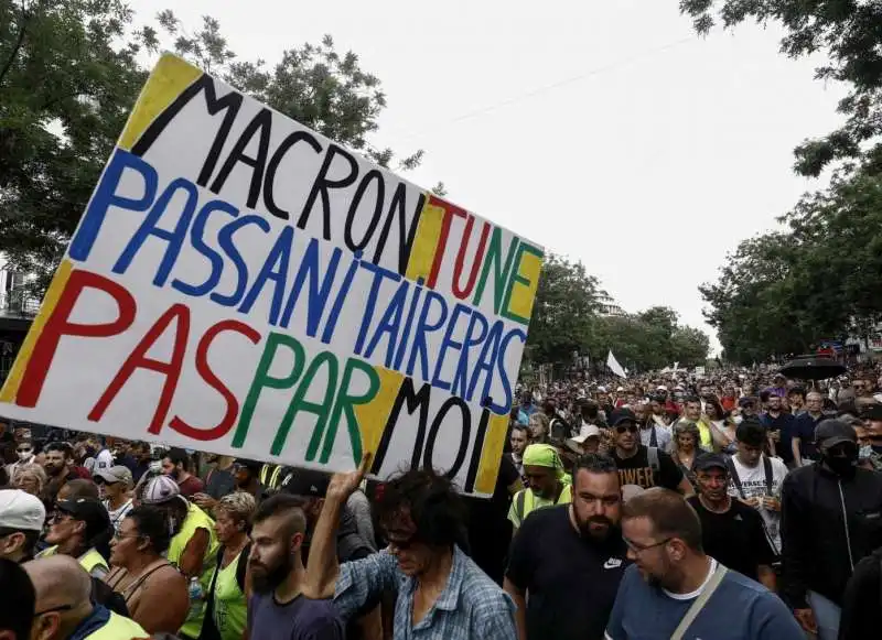 parigi   proteste contro il green pass 4