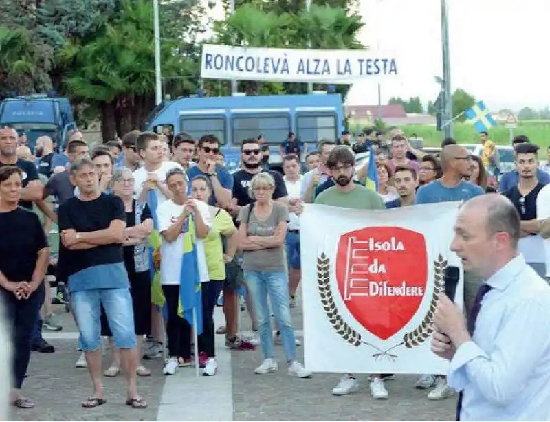 protesta centro accoglienza roncoleva di trevenzuolo.  