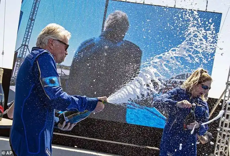 Richard Branson festeggia il successo del viaggio