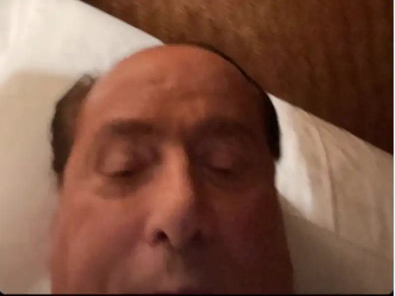 silvio berlusconi a letto