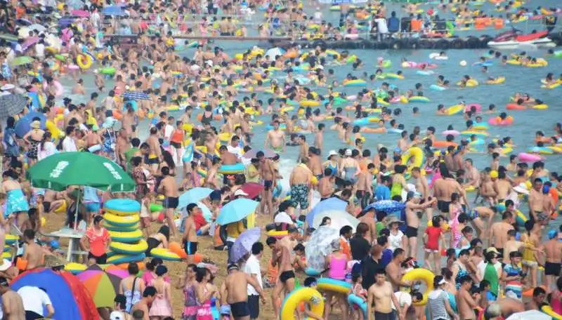 spiaggia affollata 