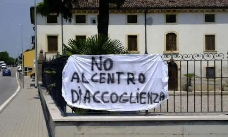 stop invasione  protesta centro di accoglienza roncoleva di trevenzuolo  